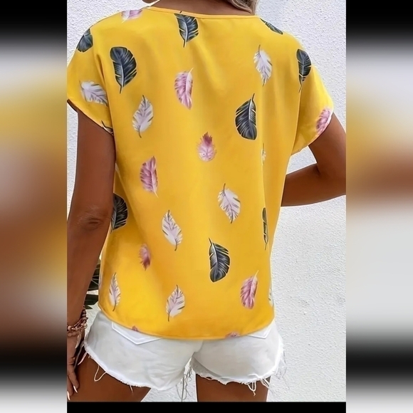 Nwot womens feather print blouse - Picture 5 of 5